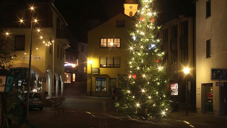 Können Bürger die Weihnachtsbäume in ihren Ortschaften selbst aufstellen? Arnsteins Bürgermeister meint: 'Ja.'