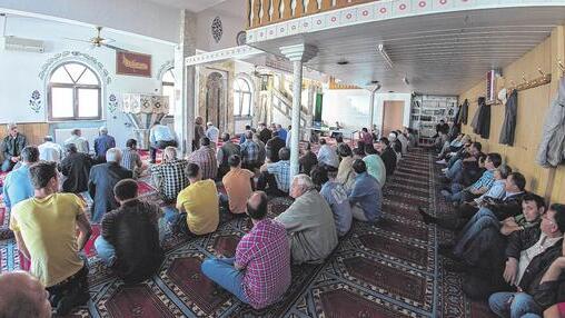 Offen für alle Gläubigen: Blick in den Gebetsraum der Schweinfurter Ditib-Moschee. Das Bild entstand beim Tag der offenen Moscheen im Oktober 2014.