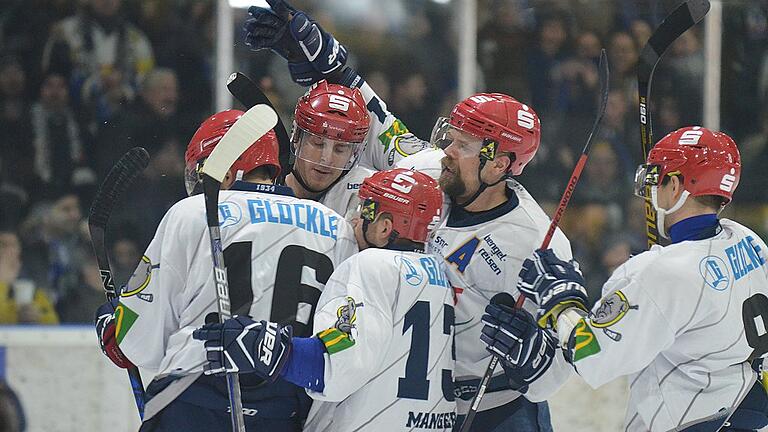 Zum Jubeln hatten die Eishockeyspieler des ERV Schweinfurt heuer genug Anlass. Das entstand beim 3:1-Heimsieg gegen Hassfurt im Icedome am Hainig.