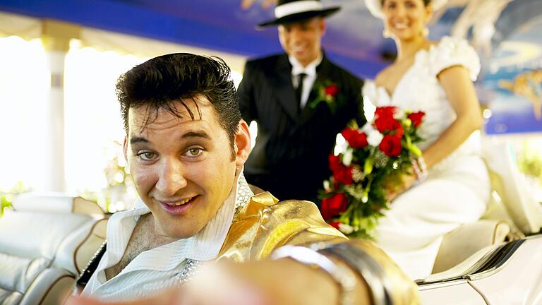 Wedding chapel driver posing in convertible       -  Was ist dran am Mythos vom Heiraten in Las-Vegas? Die Zocker-Metropole bietet unendliche Möglichkeiten zwischen Luxus und Trash - auch der King ist dabei.