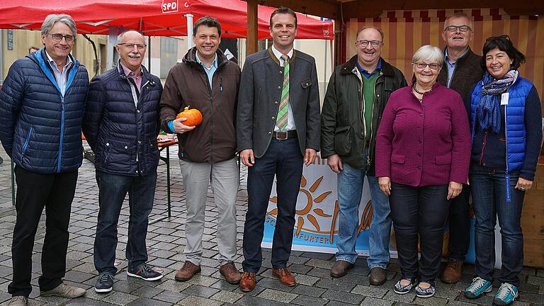 Unser Bild zeigt die Bürgermeister der Mainbogengemeinden (von links): Albrecht Hofmann (Röthlein), Gerhard Riegler (Grafenrheinfeld), Volker Karb (Schwebheim), Oliver Schulze (Sennfeld),  Bürgermeisterkandidat Hans-Jürgen Schwartling und Helga Fleischer (Gochsheim), Ewald Vögler (Grettstadt) und Allinazmanagerin Ursula Weidinger.