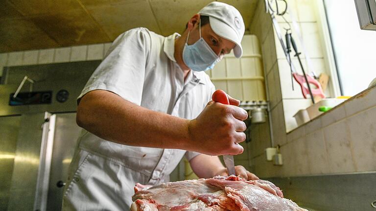 Metzgermeister Hans-Georg Müller schlachtet und verarbeitet das Fleisch für seine Metzgerei in Kleinrinderfeld selbst. Das Interesse an hochwertigem Fleisch ist seit dem Tönnies-Skandal gewachsen.