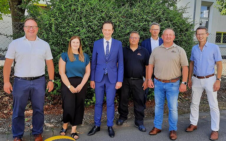 Stefan Pabst (Leiter der Geschäftsstelle Zweckverband für Rettungsdienst und Feuerwehralarmierung Schweinfurt), Marina Höhn (zukünftige Leiterin der Geschäftsstelle Zweckverband für Rettungsdienst und Feuerwehralarmierung Schweinfurt), Landrat Florian Töpper, Jürgen Ruß (ILS Schweinfurt), Jürgen Dippold (Abteilungsleiter Integrierte Leitstellen/BRK), Klaus Wörner (stellvertretender Leiter der ILS Schweinfurt) und Schweinfurts Oberbürgermeister Sebastian Remelé.