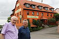 Günter Reinwarth (links) und Georg Freudenberger erinnern sich an ihre Kindheit in Altfeld: Die Wirtschaft im Hintergrund hieß früher 'Hauswirt', hier durften die Buben beim Schafkopfen zuschauen.