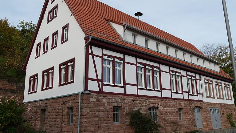 Mit einem staatlichen Förderprogramm gelang der Gemeinde Fellen die Außensanierung der alten Schule, die zu einem Schmuckstück im Ort geworden ist. 2022 traf die 90prozentige Förderung von 290 000 Euro ein.