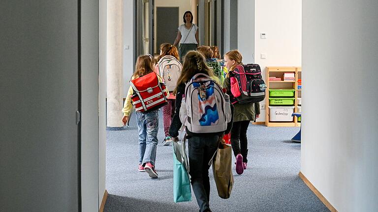 Nicht nur Bücherrucksäcke, auch volle Einkaufstaschen schleppten manche Schülerinnen und Schüler an diesem Umzugstag in die Schule.