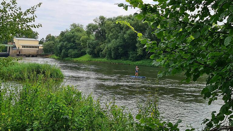 Blick auf die Schleuse in Astheim, durch die viele Wassertouristen von Volkach aus auf den Altmain gelangen.