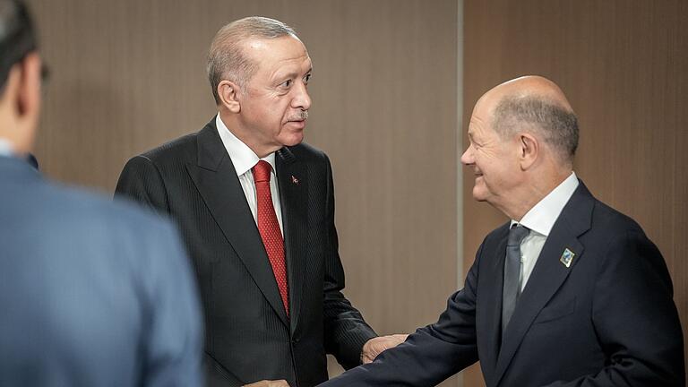 Bundeskanzler Scholz (r.) und der türkische Präsident Erdogan       -  Scholz reist zu Treffen mit Erdogan in die Türkei.