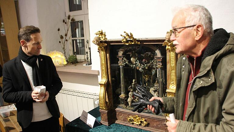 Die Rokoko-Krippe im Rathaus ist ein besonderes Schmuckstück in Gerolzhofen, zu dem Bruno Steger (rechts) Bürgermeister Thorsten Wozniak im Vorjahr Interessantes erzählte. Die Rokoko-Krippe im Rathaus ist ein besonderes Schmuckstück in Gerolzhofen, zu dem Bruno Steger (rechts) Bürgermeister Thorsten Wozniak im Vorjahr Interessantes erzählte.