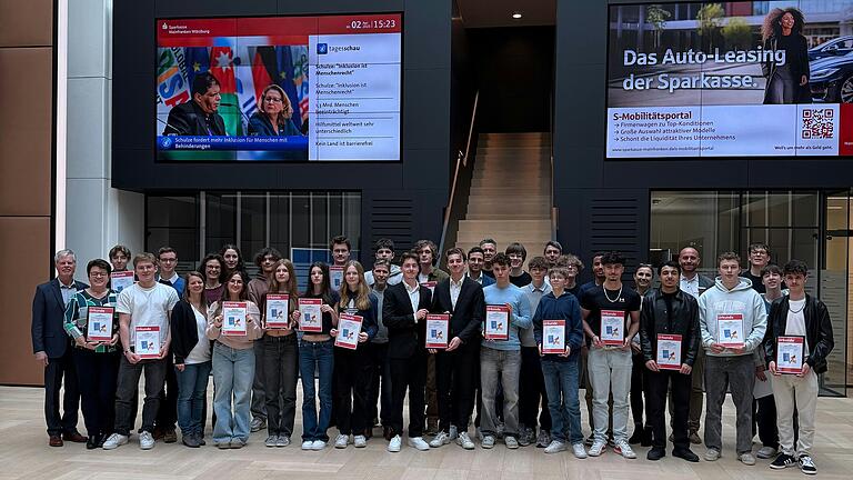 Klug investiert und ein gutes Gespür für Marktbewegungen hatten die Schülerteams aus Kitzingen, Würzburg und Main-Spessart, die beim Planspiel Börse der Sparkasse Mainfranken Würzburg die vorderen Plätze belegt haben. Sie wurden mit Urkunden und Geldpreisen ausgezeichnet.