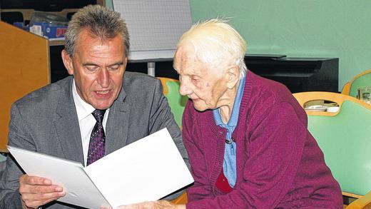 Glückwünsche von ganz oben: Oberbürgermeister Siegfried Müller liest Elisabeth Wittenborn die Glückwünsche des Ministerpräsidenten vor.