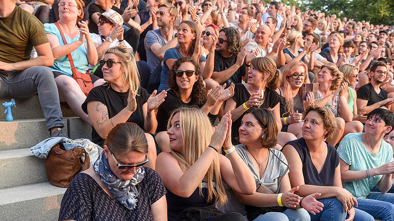 Auftritt von Olli Schulz mit Band am Montagabend beim Hafensommer 2018 in Würzburg.