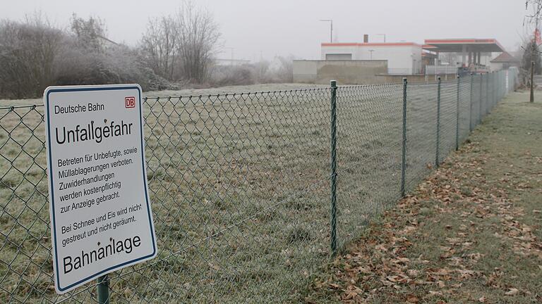 Das Bahnhofsgelände in Gerolzhofen südlich der Freien Tankstelle zwischen der Kolpingstraße und den Bahngleisen wurde von einem Gerolzhöfer Geschäftsmann gekauft.