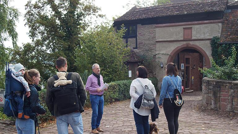 Am Tag des offenen Denkmals führte Johannes Hock (Mitte), stellvertretender Vorsitzender der Burg Rothenfels, Besucherinnen und Besucher über das Burggelände.