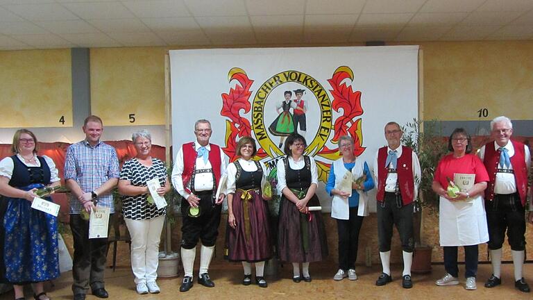 Ehrungen 2021/22 bei den Maßbacher Volkstänzern: (von links) Manuela Wolf, Fabian Hofmann, Christine Kleinhenz, Harald Günzel, Gudrun Günzel, Clarissa Diemer, Renate Bayer, 2. Vorsitzender Friedel Bayer, Enne Rösch und 1. Vorsitzender Bernhard Sch...       -  Ehrungen 2021/22 bei den Maßbacher Volkstänzern: (von links) Manuela Wolf, Fabian Hofmann, Christine Kleinhenz, Harald Günzel, Gudrun Günzel, Clarissa Diemer, Renate Bayer, 2. Vorsitzender Friedel Bayer, Enne Rösch und 1. Vorsitzender Bernhard Schraut