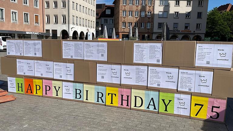 Im Vorfeld des Aktionstages hatten Schülerinnen und Schüler und Lehrkräften der Don Bosco Berufsschule Würzburg eine symbolische Brandmauer gestaltet. Im Vorfeld des Aktionstages hatten Schülerinnen und Schüler und Lehrkräften der Don Bosco Berufsschule Würzburg eine symbolische Brandmauer gestaltet.