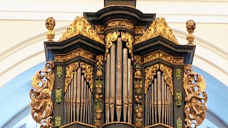 Reich verziert präsentiert sich die Vorderseite der Orgel.