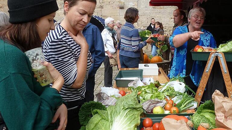 Obst- und Gemüsekisten in verschiedenen Größen bot die Klostergärtnerei Maria Bildhausen bei der ersten BioRegioRhön. Obst- und Gemüsekisten in verschiedenen Größen bot die Klostergärtnerei Maria Bildhausen bei der ersten BioRegioRhön.