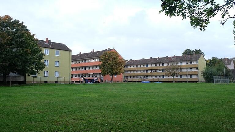 Das Kitzinger Notwohngebiet vom Rödelbach aus gesehen. Das Kitzinger Notwohngebiet vom Rödelbach aus gesehen.