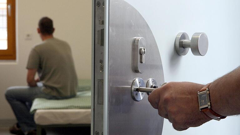Ins Gefängnis muss ein 29-Jähriger aus dem Haßbergkreis. Das Amtsgericht verurteilte ihn zu einer viermonatigen Freiheitsstrafe, weil er - unter Bewährung stehend - einen Kunden auf der Internet-Plattform Ebay-Kleinanzeigen übers Ohr gehauen hatte.