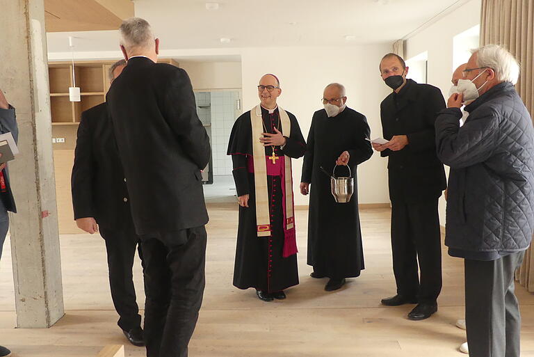 Nach dem Gottesdienst besuchte Bischof Franz Jung die Räume der 'Casa Vielfalt'.