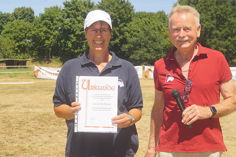 Eine Urkunde für Gabriele Mitnacht für 25 Jahre Mitgliedschaft im Pferdezuchtverein Schwarzenau, überreicht von dessen Vorsitzendem Günter Fendel.