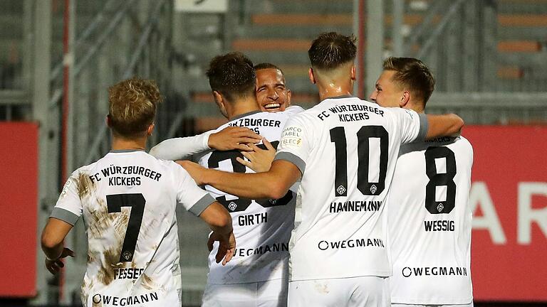 Die helle Freude: die Kickers-Akteure (von links) Maximillian Fesser, Benjamin Girth, Benyas Junge-Abiol, Moritz Hannemann und Fabian Wessig hatten gegen Vilzing Grund zum Jubeln.