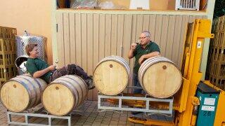 Michael Kilian und seine Whiskybrennerei - Michael Kilian (links) und sein Freund Alfred in einer Brennpause: Sie genießen den ersten Schluck Whisky. Michael Kilian und seine Whiskybrennerei - Michael Kilian (links) und sein Freund Alfred in einer Brennpause: Sie genießen den ersten Schluck Whisky.