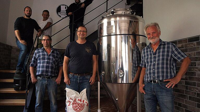 Das Team der „Brau-Schmiede” freut sich schon auf die erste „Halbe”. Obere Reihe von links: Erik Großmann, Thomas Bergner und Michael Gebert. Vordere Reihe von links: Armin Grötsch, Norbert Ebner und Peter Winkler. Das Team der „Brau-Schmiede” freut sich schon auf die erste „Halbe”. Obere Reihe von links: Erik Großmann, Thomas Bergner und Michael Gebert. Vordere Reihe von links: Armin Grötsch, Norbert Ebner und Peter Winkler.