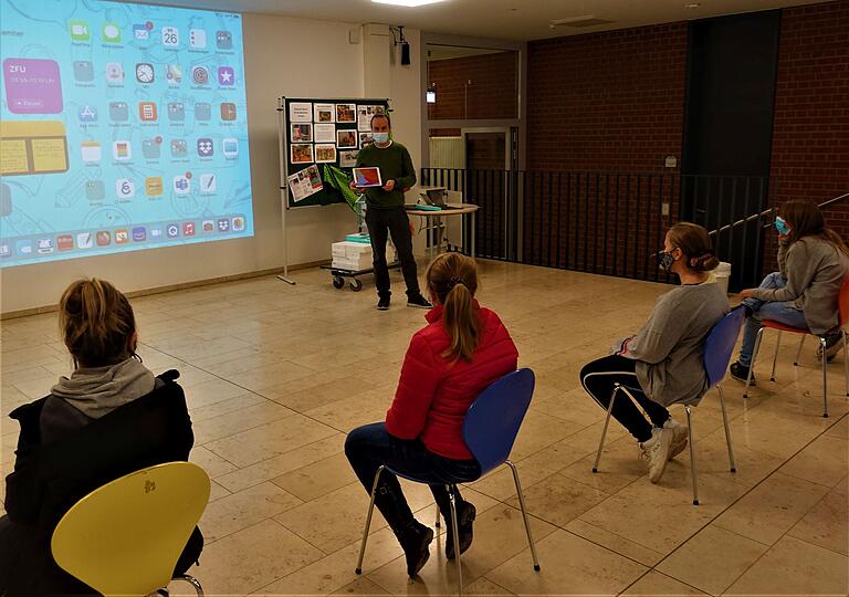 Einweisung der Schüler in die neuen Leihgeräte: Studienrat Alexander Beck erklärt die Oberfläche der Computer. Einweisung der Schüler in die neuen Leihgeräte: Studienrat Alexander Beck erklärt die Oberfläche der Computer.