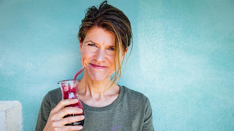 Anja Moll veranstaltet im Hof9 in Bastheim vegane, internationale Kochevents, Gin-Tastings und führt ein kleines Hofcafé im Sommer. Anja Moll veranstaltet im Hof9 in Bastheim vegane, internationale Kochevents, Gin-Tastings und führt ein kleines Hofcafé im Sommer.