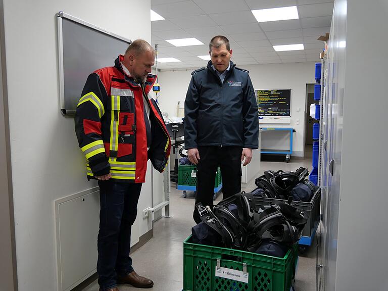 Landrat Thomas Eberth (links) machte sich erneut ein Bild vom Ablauf des Atemschutzgerätepools. Für den reibungslosen Ablauf sorgen die Gerätewarte der Atemschutzwerkstatt im Feuerwehrzentrum Klingholz, hier Kreisbrandmeister Andreas Bauer. Landrat Thomas Eberth (links) machte sich erneut ein Bild vom Ablauf des Atemschutzgerätepools. Für den reibungslosen Ablauf sorgen die Gerätewarte der Atemschutzwerkstatt im Feuerwehrzentrum Klingholz, hier Kreisbrandmeister Andreas Bauer.