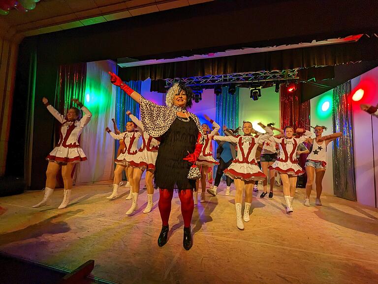 Endlich wieder Fasching: Begleitet von mehreren Tanzgruppen sorgte Christina Hergenhan mit ihrem Stück 'Endlich wieder Fasching' für einen gelungenen Auftakt.