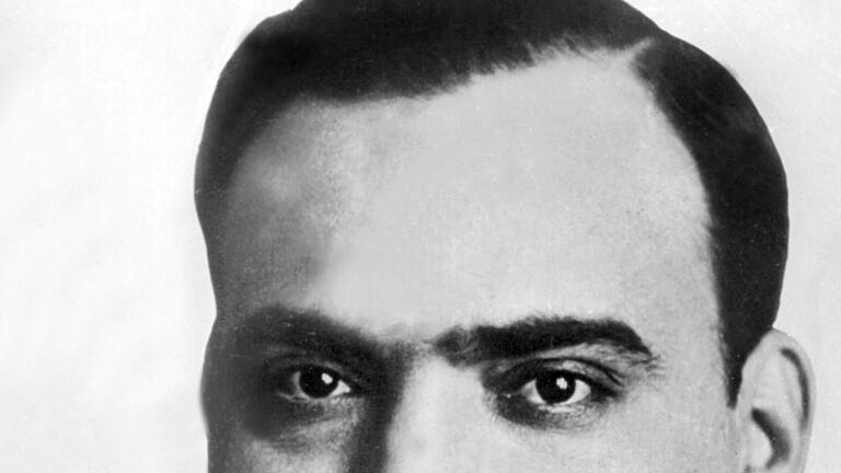 5721097       -  Aus ärmlichen Verhältnissen stammend, wurde Enrico Caruso zum Weltstar – auch mithilfe der Schallplatte.