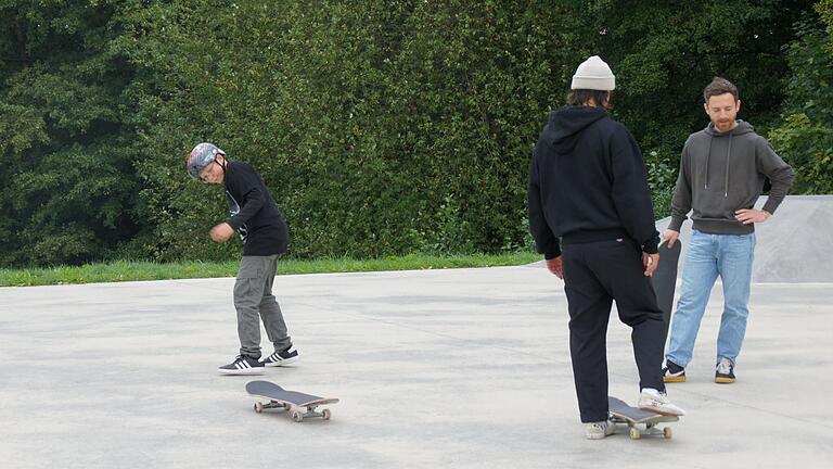 Am Skateboardtag in Bischofsheim konnten Kinder selbst einige Tricks ausprobieren oder sich hilfreiche Tipps von den 'alten Hasen' abholen. Am Skateboardtag in Bischofsheim konnten Kinder selbst einige Tricks ausprobieren oder sich hilfreiche Tipps von den 'alten Hasen' abholen.