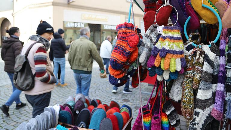 Wärmendes aus Wolle für die kalte Jahreszeit hatte so mancher Händler beim Herbstfest in seinem Sortiment. Wärmendes aus Wolle für die kalte Jahreszeit hatte so mancher Händler beim Herbstfest in seinem Sortiment.