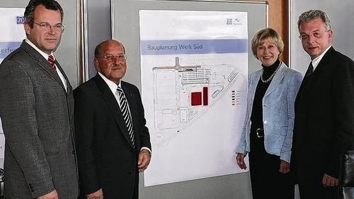 ZF Sachs 4 PK       -  Die Pläne für die „Modellfabrik“ Wandlerbau wurden am Montag bei ZF Sachs vorgestellt. Von links: Ekkehard Krieg, im Vorstand verantwortlich für den Geschäftsbereich Antriebsstrang, Betriebsratschef Willy Dekant, OB Gudrun Grieser und Vorstandsvorsitzender Peter Ottenbruch.