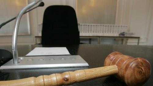 Im Verhandlungssaal Im Verhandlungssaal