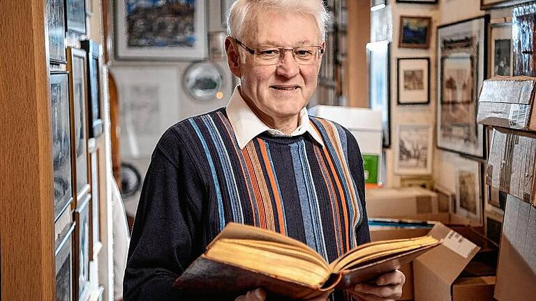 Willi Dürrnagel führt durch seine Sammlung       -  Seine umfangreiche Kunst- und Literatur-Sammlung bewahrt Willi Dürrnagel noch in seinem Haus in der Sanderau auf.