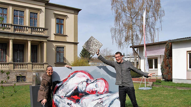 Malerin Romana Kochanowski und Schmuckdesigner Malte Meinck mit eigenen Kunstwerken vor Meincks neuem Atelierhaus in der Promenadestraße 4. Foto: Sigismund v. Dobschütz - Malerin Romana Kochanowski und Schmuckdesigner Malte Meinck mit eigenen Kunstwerken vor Meincks neuem Atelierhaus in der Promenadestraße 4. Foto: Sigismund v. Dobschütz Malerin Romana Kochanowski und Schmuckdesigner Malte Meinck mit eigenen Kunstwerken vor Meincks neuem Atelierhaus in der Promenadestraße 4. Foto: Sigismund v. Dobschütz - Malerin Romana Kochanowski und Schmuckdesigner Malte Meinck mit eigenen Kunstwerken vor Meincks neuem Atelierhaus in der Promenadestraße 4. Foto: Sigismund v. Dobschütz