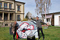 Malerin Romana Kochanowski und Schmuckdesigner Malte Meinck mit eigenen Kunstwerken vor Meincks neuem Atelierhaus in der Promenadestraße 4.  Foto: Sigismund v. Dobschütz       -  Malerin Romana Kochanowski und Schmuckdesigner Malte Meinck mit eigenen Kunstwerken vor Meincks neuem Atelierhaus in der Promenadestraße 4.  Foto: Sigismund v. Dobschütz