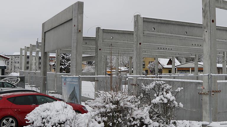 Am Äußeren Ring neben dem Edeka-Center entsteht ein neuer Elektronikmarkt, den im Herbst die expert Mainland-Spessart GmbH & Co. KG beziehen wird. Am Äußeren Ring neben dem Edeka-Center entsteht ein neuer Elektronikmarkt, den im Herbst die expert Mainland-Spessart GmbH & Co. KG beziehen wird.