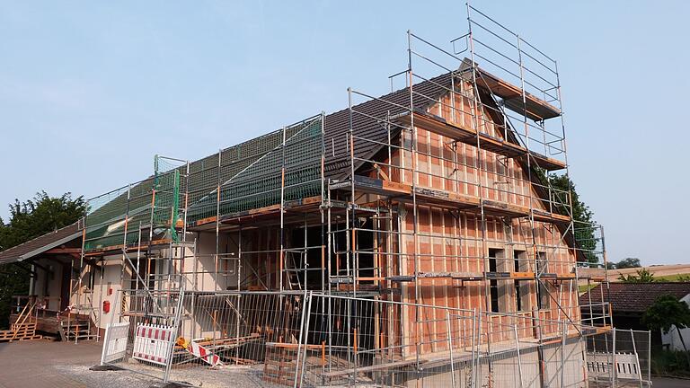 Aktuell wird am Anbau des Steinmarker Feuerwehrhauses die Außenverkleidung angebracht. Zum Jubiläum der Wehr im kommenden Jahr wird von der Baustelle nichts mehr zu sehen sein.