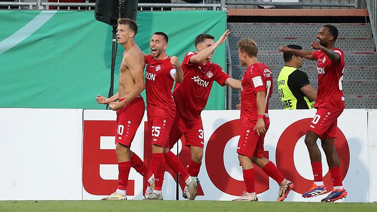 Nach dem nervenaufreibenden DFB-Pokal-Spiel gegen Hoffenheim geht es für die Würzburger Kickers nun im Toto-Pokal-Wettbewerb gegen Viktoria Aschaffenburg.