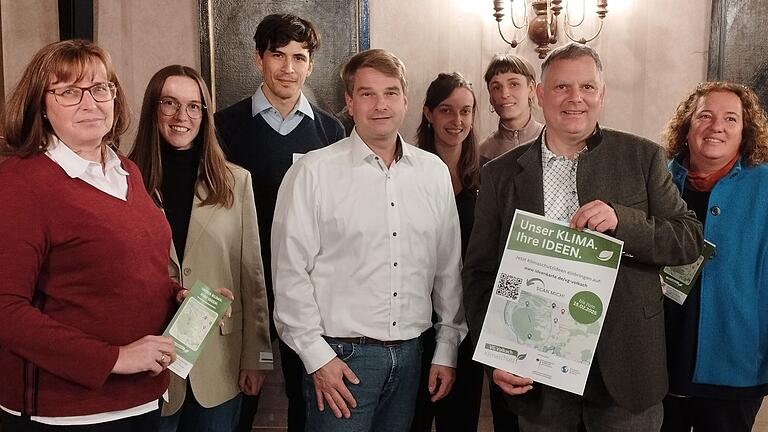 Eine gelungene Klimaschutzkonzept-Auftaktveranstaltung im Volkacher Schelfenhaus. Über erste Ergebnisse freuen sich (vorne von links) Bürgermeisterin Sibylle Säger, Klimaschutzmanagerin Ronja Königer, Heiko Paeth, Bürgermeister Heiko Bäuerlein und Bürgermeisterin Elisabeth Drescher. Hintere Reihe B.A.U.M. Consult GmbH mit Joshua Dietz, Luisa Rau und Annette Timmermann.