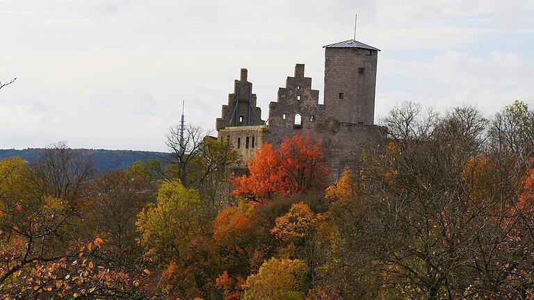 Noch im herbstlich-bunten Gewand soll die Trimburg erstmals den nostalgischen Weihnachtsmarkt beheimaten. Noch im herbstlich-bunten Gewand soll die Trimburg erstmals den nostalgischen Weihnachtsmarkt beheimaten.