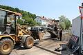 Gestern haben Mitarbeiter der Baufirma Stolz damit begonnen, den Gehweg in der Ortsmitte von Arnshausen abzufräsen und eine Ausweichstrecke für die Sanierung des Lollbaches vorzubereiten. Fotos: Ralf Ruppert       -  Gestern haben Mitarbeiter der Baufirma Stolz damit begonnen, den Gehweg in der Ortsmitte von Arnshausen abzufräsen und eine Ausweichstrecke für die Sanierung des Lollbaches vorzubereiten. Fotos: Ralf Ruppert