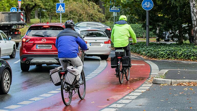 Komplette rote Einfärbungen für Radwege wird es auch künftig nur in sogenannten Konfliktbereichen geben – wie hier am Berliner Ring. Komplette rote Einfärbungen für Radwege wird es auch künftig nur in sogenannten Konfliktbereichen geben – wie hier am Berliner Ring.