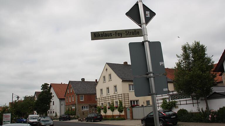 In Dingolshausen zweigt von der Hauptstraße die Nikolaus-Fey-Straße ab. Der Namenspatron der Straße ist ein Heimatdichter, der bekennender Nationalsozialist und tatkräftiger Unterstützer der Nazi-Diktatur war.