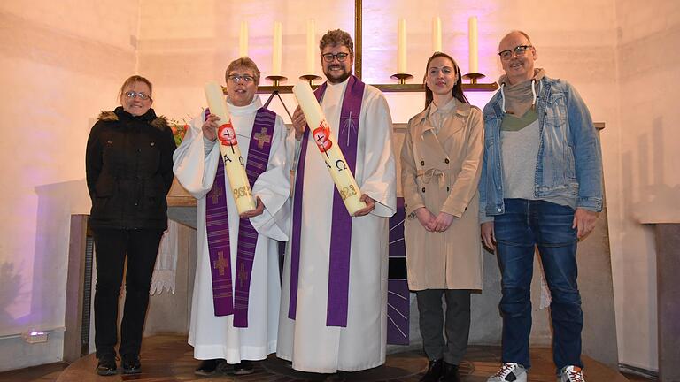 Im Bild: Alexandra Göbel, Pfarrer Thomas Amrehn, Pfarrer Tobias Wölfel, Sängerin Tetiana Makarova und Gitarrist Eugen de Ryck.